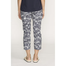 Load image into Gallery viewer, Foil brand foil signature printed capri 7/8 stretch trapeze trousers in a stylish, fuss-free design with vibrant print.