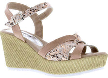 Load image into Gallery viewer, Adesso leather shimmer front twist wedge shoe
