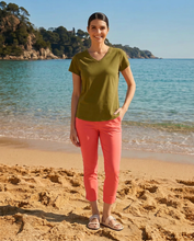 Load image into Gallery viewer, Foil brand plain peach-colored stretch trapeze capri trousers with a fuss-free, relaxed fit and 7/8 length.
