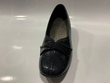 Załaduj obraz do przeglądarki galerii, Granatowe, patentowane buty typu croc na niskim obcasie, z detalami z przodu
