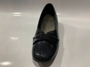 Granatowe, patentowane buty typu croc na niskim obcasie, z detalami z przodu