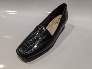 Komfortowe buty na koturnie ze skóry o północy, lakierowanej w stylu krokodyla