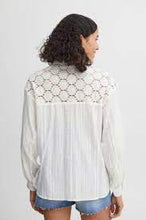 Załaduj obraz do przeglądarki galerii, Koszula BYoung Ibisa w kolorze złamanej bieli, z czystej bawełny, z długim rękawem i szczegółami wykonanymi na szydełku
