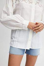 Załaduj obraz do przeglądarki galerii, Koszula BYoung Ibisa w kolorze złamanej bieli, z czystej bawełny, z długim rękawem i szczegółami wykonanymi na szydełku
