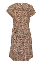 Załaduj obraz do przeglądarki galerii, BYoung Joella Drukowana sukienka z krótkim rękawem i sznurkiem w talii, z okrągłym dekoltem. Sukienka w stylu tuniki
