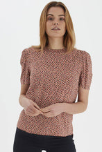 Load image into Gallery viewer, BYoung Short Sleeve Rose Ditsy Woven Top
