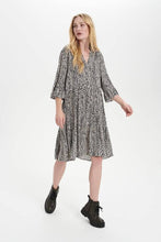 Load image into Gallery viewer, Saint Tropez Edasz Elbow Fluted Sleeve Tiered Printed Dress
