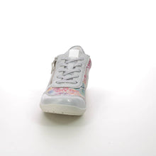 Załaduj obraz do przeglądarki galerii, Skórzane buty Remonte w kolorze srebrnym z kwiatową koronką i zamkiem błyskawicznym z bocznymi panelami z tkaniny
