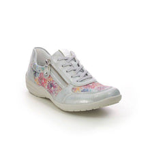 Załaduj obraz do przeglądarki galerii, Skórzane buty Remonte w kolorze srebrnym z kwiatową koronką i zamkiem błyskawicznym z bocznymi panelami z tkaniny
