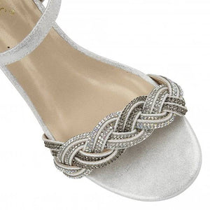 Sandały na średnim koturnie z połyskującymi diamencikami w kolorze lotosowo-srebrnym, z plecionymi detalami
