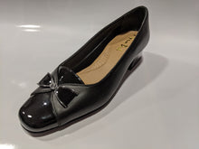 Load image into Gallery viewer, Leather low heel court shoe with bow front - Boutique on the Green
